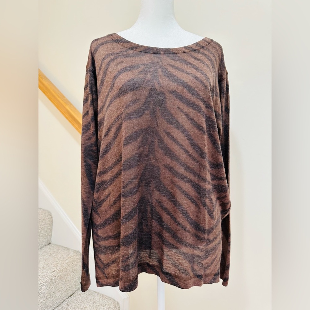 Nally & Millie lightweight, animal print sweater. Size medium, fits med/large.